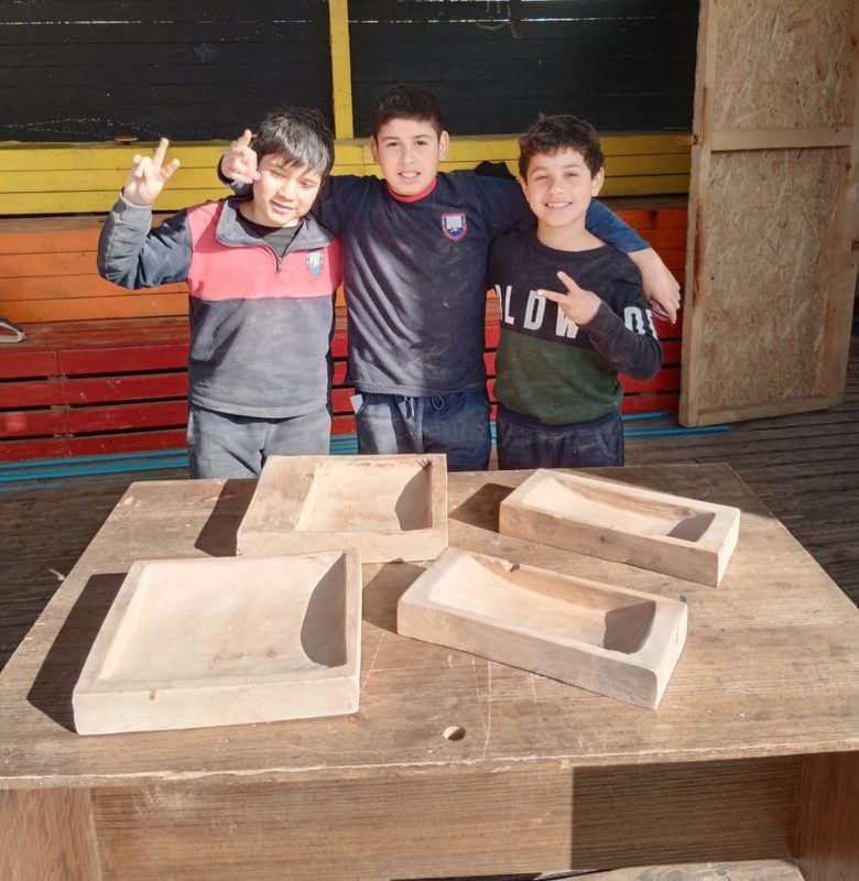 Fachada y estudiantes de la Escuela Epu Klei en Licán Ray durante actividades escolares