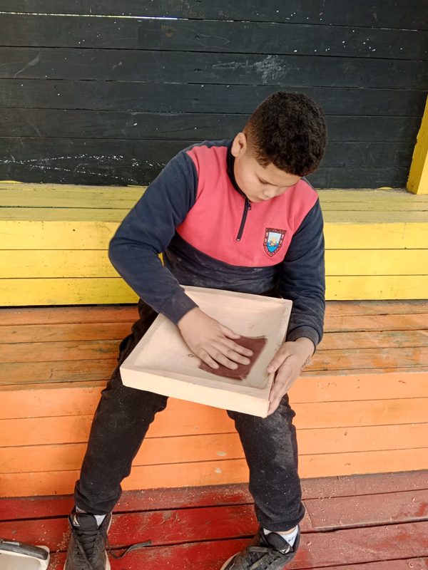 Fachada y estudiantes de la Escuela Epu Klei en Licán Ray durante actividades escolares