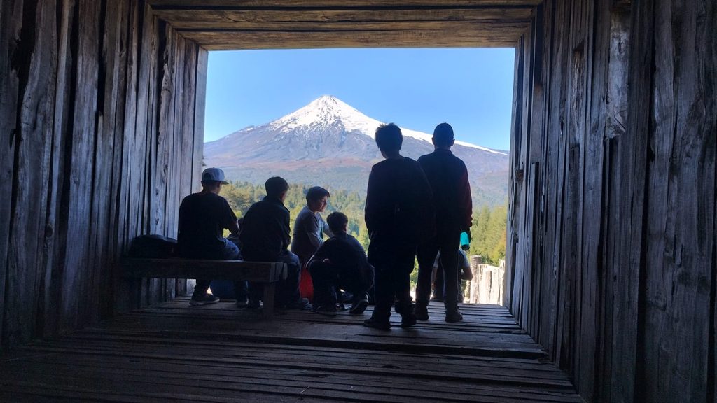 Fachada y estudiantes de la Escuela Epu Klei en Licán Ray durante actividades escolares