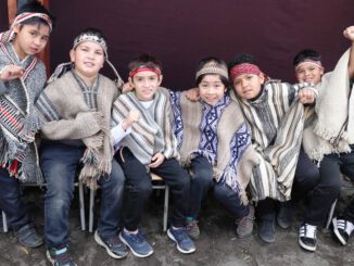 Fachada y estudiantes de la Escuela Epu Klei en Licán Ray durante actividades escolares