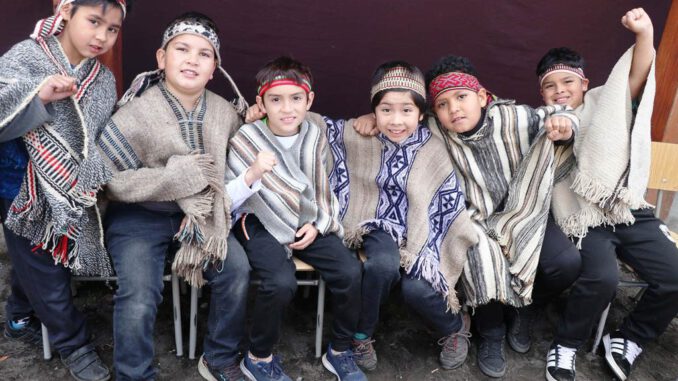 Fachada y estudiantes de la Escuela Epu Klei en Licán Ray durante actividades escolares