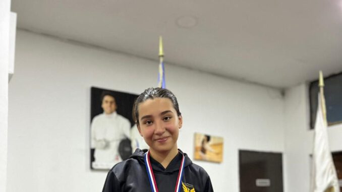 Micaela Pérez, esgrimista chilena representante de La Araucanía en el Sudamericano de Medellín