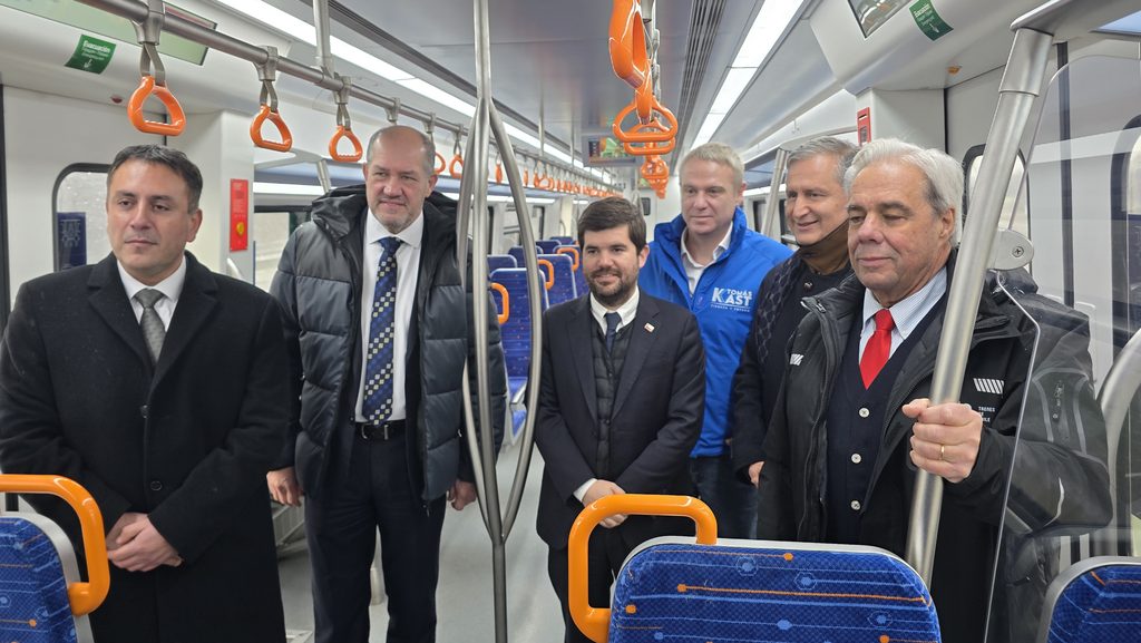 Obras de construcción y renovación de vías en el proyecto de extensión del tren Temuco-Gorbea en La Araucanía.