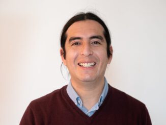 Persona reflexionando sobre la importancia del asombro en el aprendizaje