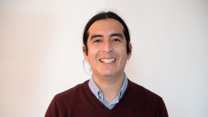Persona reflexionando sobre la importancia del asombro en el aprendizaje