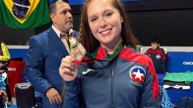 La karateca chilena Mayra Lefevre celebrando su medalla de bronce tras su destacada participación en el Panamericano de Costa Rica