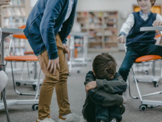 Estudiantes y docentes en un entorno escolar donde se debate la seguridad y la violencia en las aulas chilenas