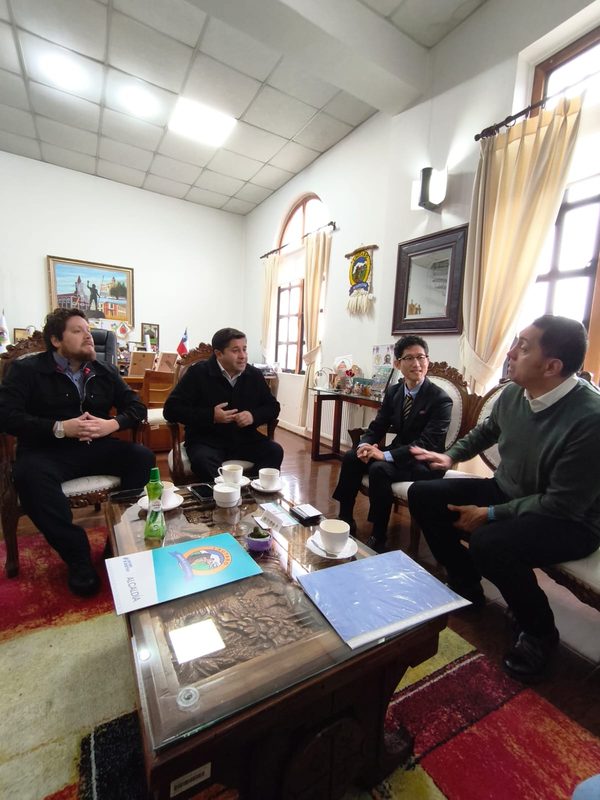 Autoridades municipales y representantes de Fundación Eagon en la firma del convenio cultural en Lautaro