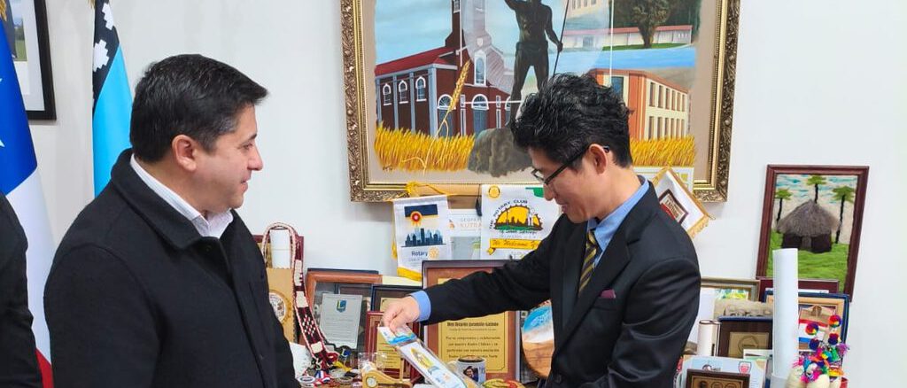 Autoridades municipales y representantes de Fundación Eagon en la firma del convenio cultural en Lautaro