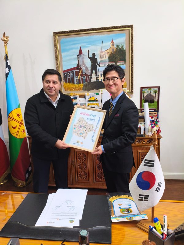 Autoridades municipales y representantes de Fundación Eagon en la firma del convenio cultural en Lautaro