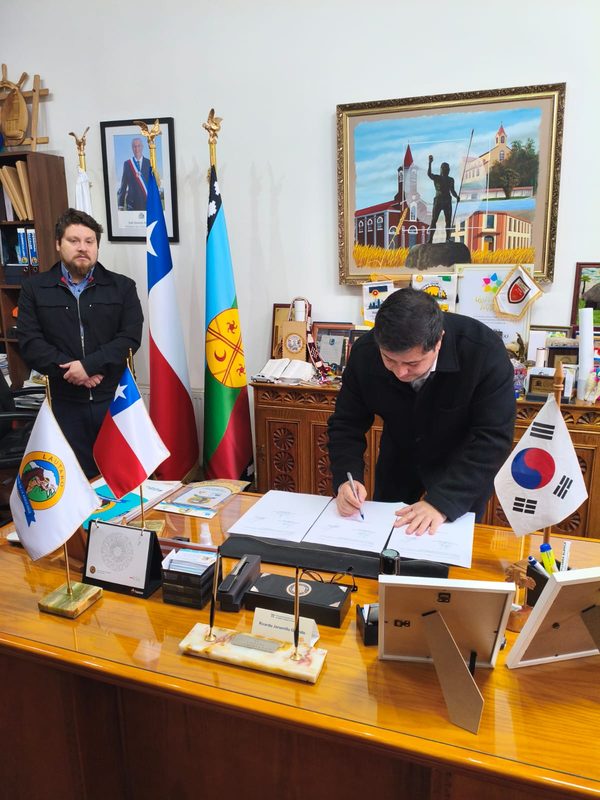 Autoridades municipales y representantes de Fundación Eagon en la firma del convenio cultural en Lautaro
