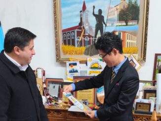 Autoridades municipales y representantes de Fundación Eagon en la firma del convenio cultural en Lautaro