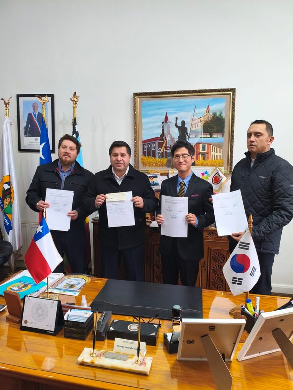 Autoridades municipales y representantes de Fundación Eagon en la firma del convenio cultural en Lautaro