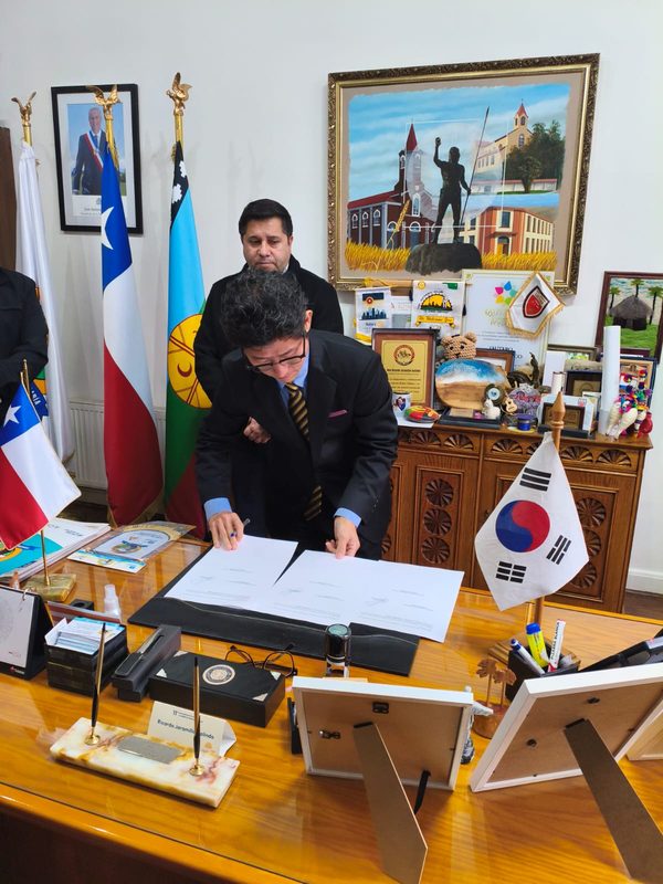 Autoridades municipales y representantes de Fundación Eagon en la firma del convenio cultural en Lautaro