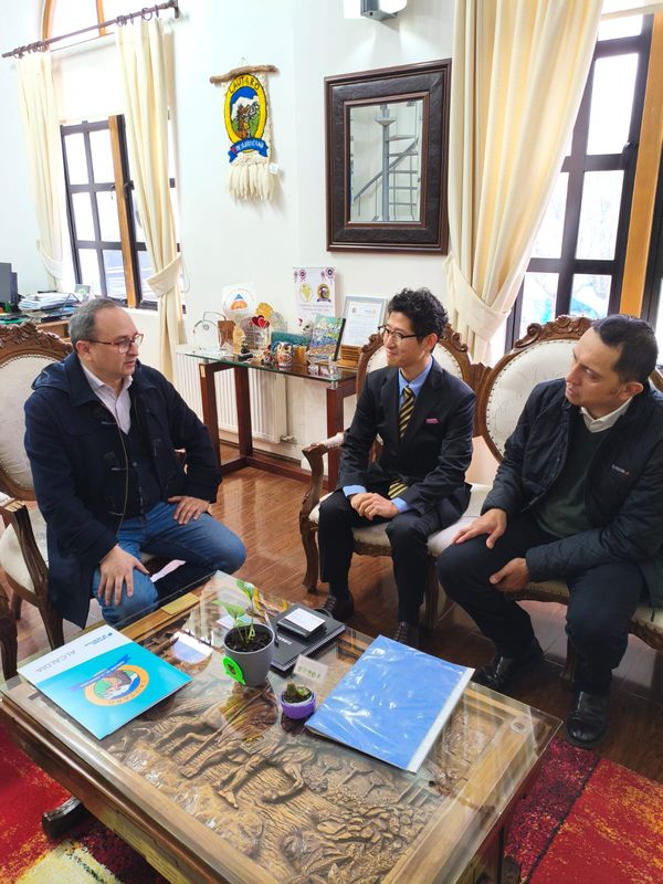 Autoridades municipales y representantes de Fundación Eagon en la firma del convenio cultural en Lautaro