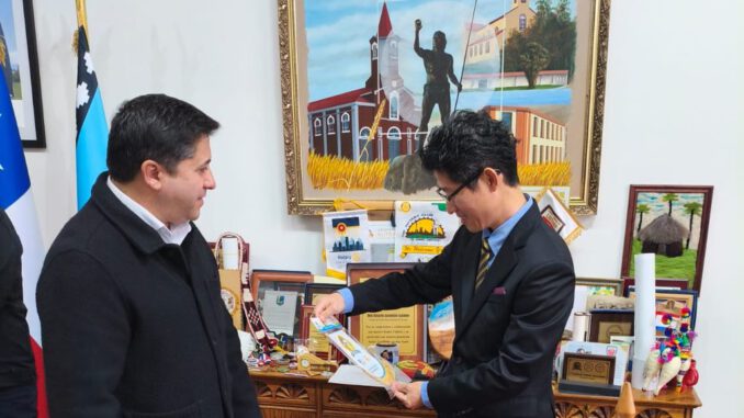 Autoridades municipales y representantes de Fundación Eagon en la firma del convenio cultural en Lautaro