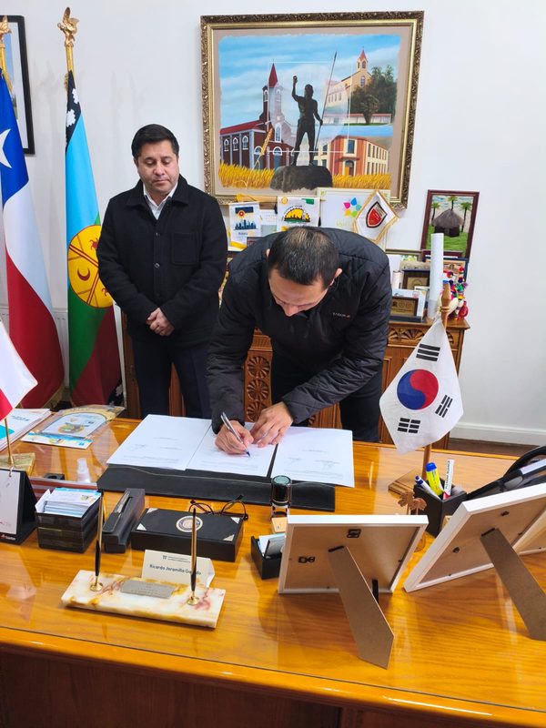 Autoridades municipales y representantes de Fundación Eagon en la firma del convenio cultural en Lautaro