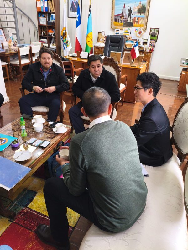 Autoridades municipales y representantes de Fundación Eagon en la firma del convenio cultural en Lautaro