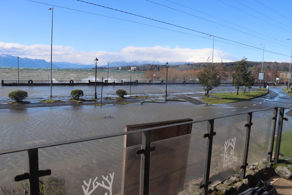 Trabajadores municipales retirando ramas y residuos en la Costanera de Villarrica tras el fuerte oleaje