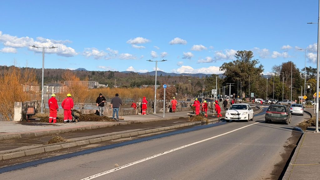 Trabajadores municipales retirando ramas y residuos en la Costanera de Villarrica tras el fuerte oleaje