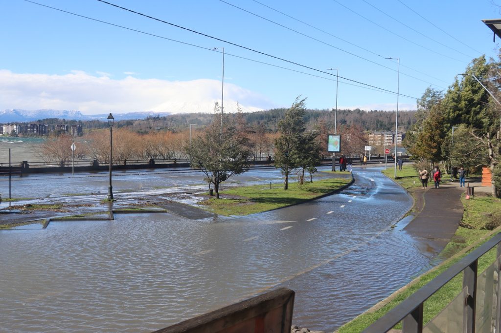 Trabajadores municipales retirando ramas y residuos en la Costanera de Villarrica tras el fuerte oleaje