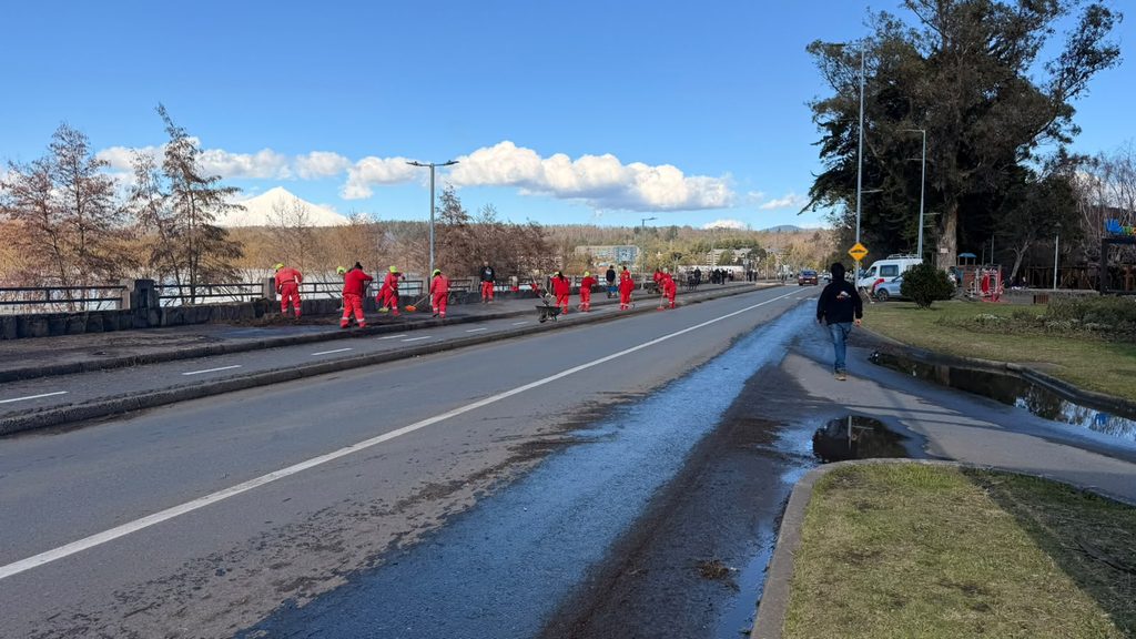 Trabajadores municipales retirando ramas y residuos en la Costanera de Villarrica tras el fuerte oleaje