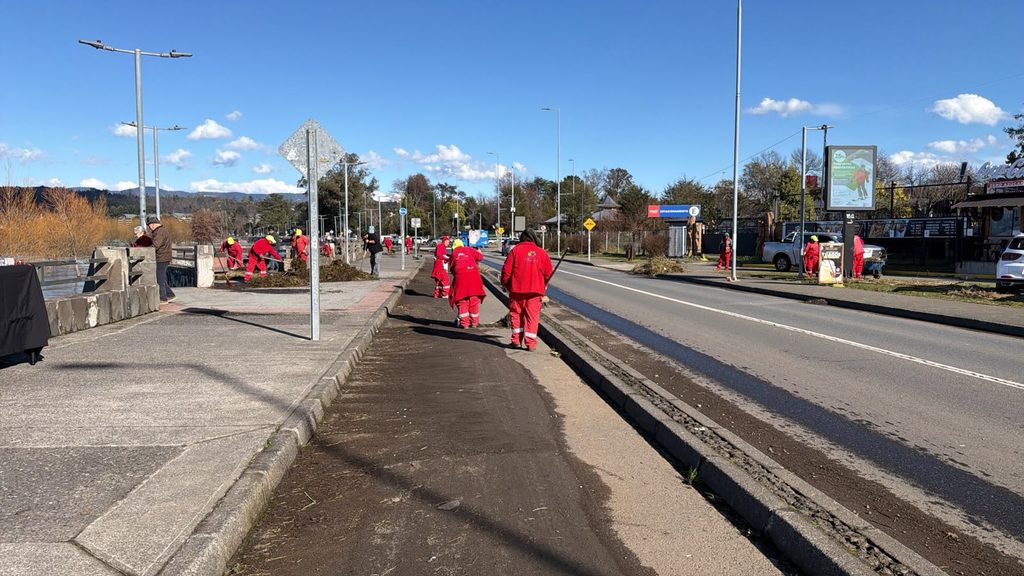Trabajadores municipales retirando ramas y residuos en la Costanera de Villarrica tras el fuerte oleaje
