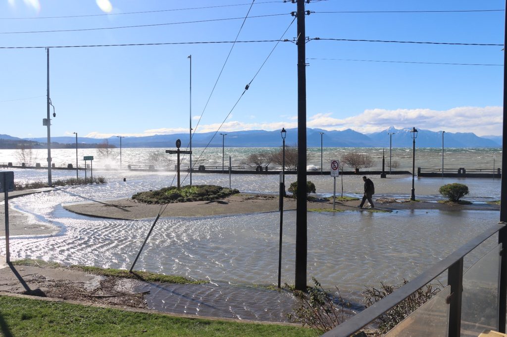 Trabajadores municipales retirando ramas y residuos en la Costanera de Villarrica tras el fuerte oleaje
