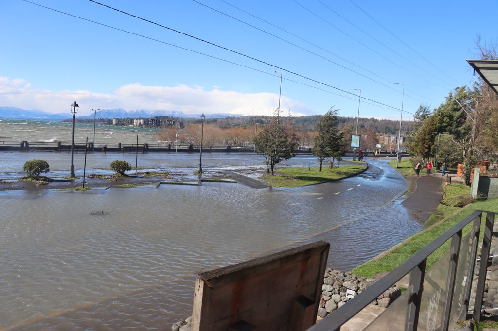 Trabajadores municipales retirando ramas y residuos en la Costanera de Villarrica tras el fuerte oleaje