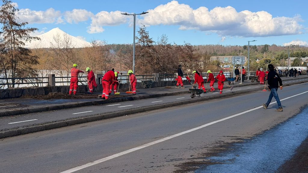 Trabajadores municipales retirando ramas y residuos en la Costanera de Villarrica tras el fuerte oleaje