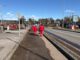 Trabajadores municipales retirando ramas y residuos en la Costanera de Villarrica tras el fuerte oleaje