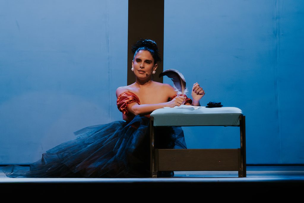 Actores interpretando la obra de teatro Rosalina y Romeo y Julieta en el escenario