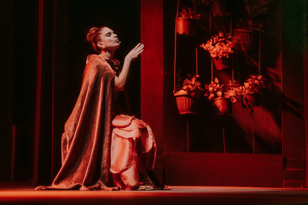 Actores interpretando la obra de teatro Rosalina y Romeo y Julieta en el escenario