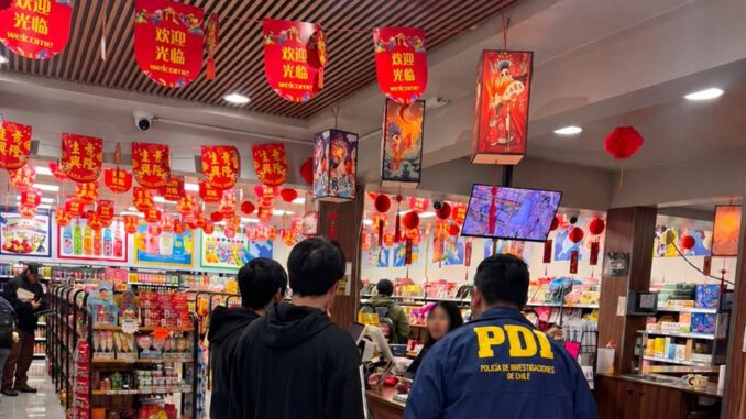 Detectives de la PDI realizando controles migratorios en el centro comercial de Temuco