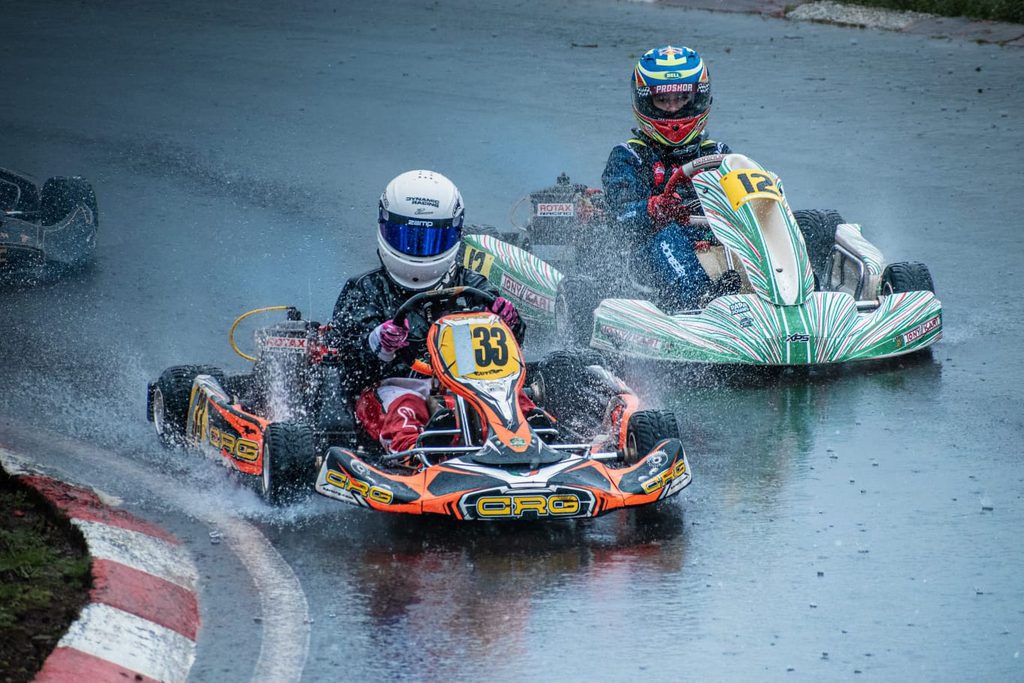 Pilotos compitiendo bajo una intensa lluvia en el Campeonato Regional de Karting en Temuco