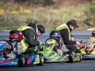 Pilotos compitiendo bajo una intensa lluvia en el Campeonato Regional de Karting en Temuco