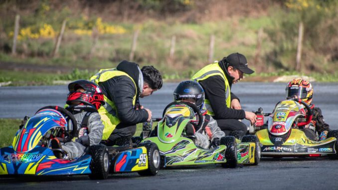 Pilotos compitiendo bajo una intensa lluvia en el Campeonato Regional de Karting en Temuco