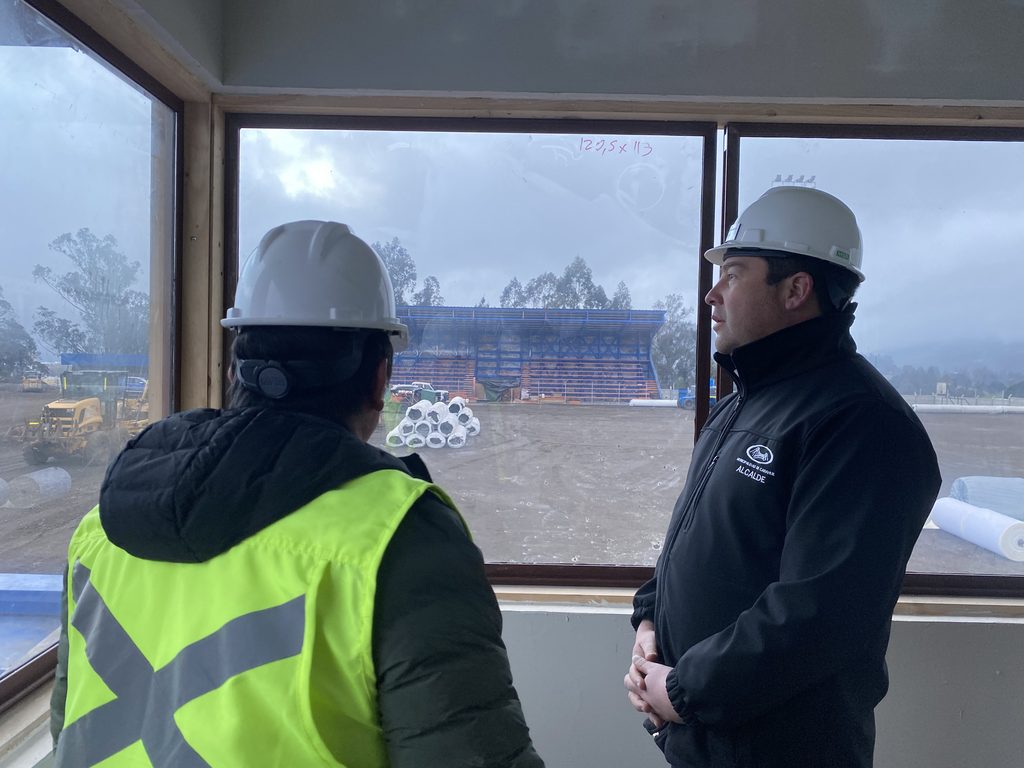 Obras de reposición en el estadio municipal de Carahue que presentan un 80 por ciento de avance