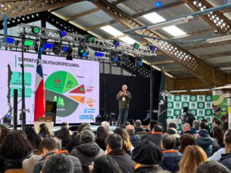 Asistentes y expertos reunidos en la Segunda Cumbre Araucanía Frutícola para analizar el futuro del sector