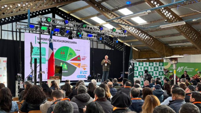 Asistentes y expertos reunidos en la Segunda Cumbre Araucanía Frutícola para analizar el futuro del sector