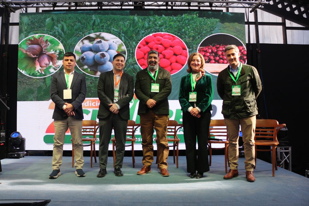 Asistentes y expertos reunidos en la Segunda Cumbre Araucanía Frutícola para analizar el futuro del sector