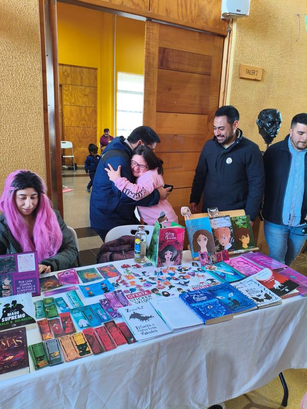 Visitantes recorriendo los puestos de la segunda Feria del Libro Usado en el Centro Cultural de Lautaro