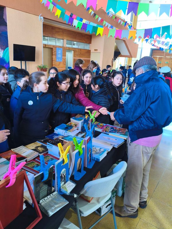 Visitantes recorriendo los puestos de la segunda Feria del Libro Usado en el Centro Cultural de Lautaro