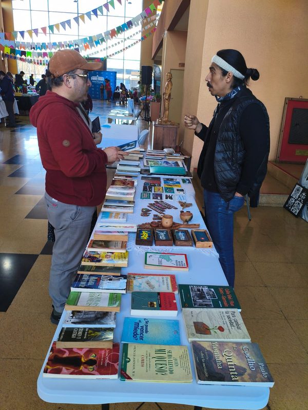 Visitantes recorriendo los puestos de la segunda Feria del Libro Usado en el Centro Cultural de Lautaro