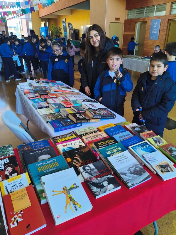 Visitantes recorriendo los puestos de la segunda Feria del Libro Usado en el Centro Cultural de Lautaro