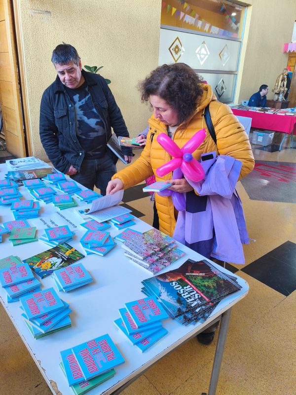 Visitantes recorriendo los puestos de la segunda Feria del Libro Usado en el Centro Cultural de Lautaro