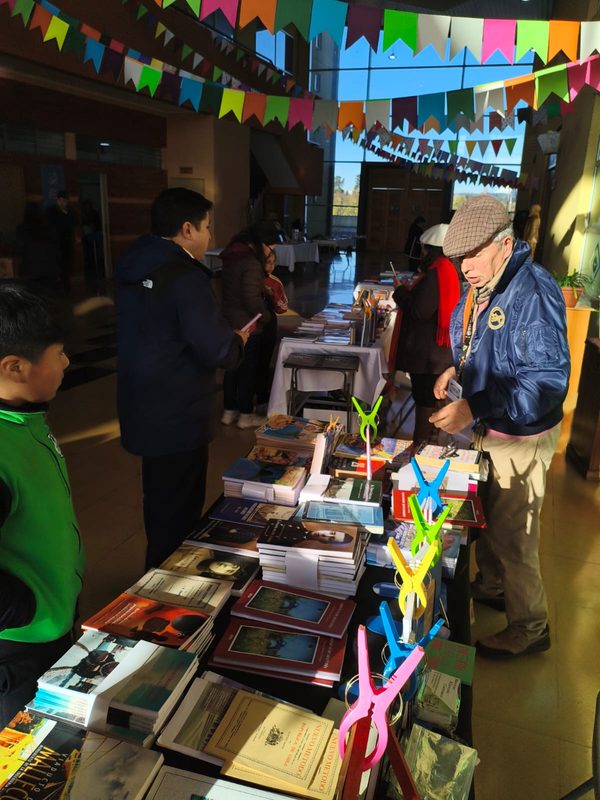 Visitantes recorriendo los puestos de la segunda Feria del Libro Usado en el Centro Cultural de Lautaro
