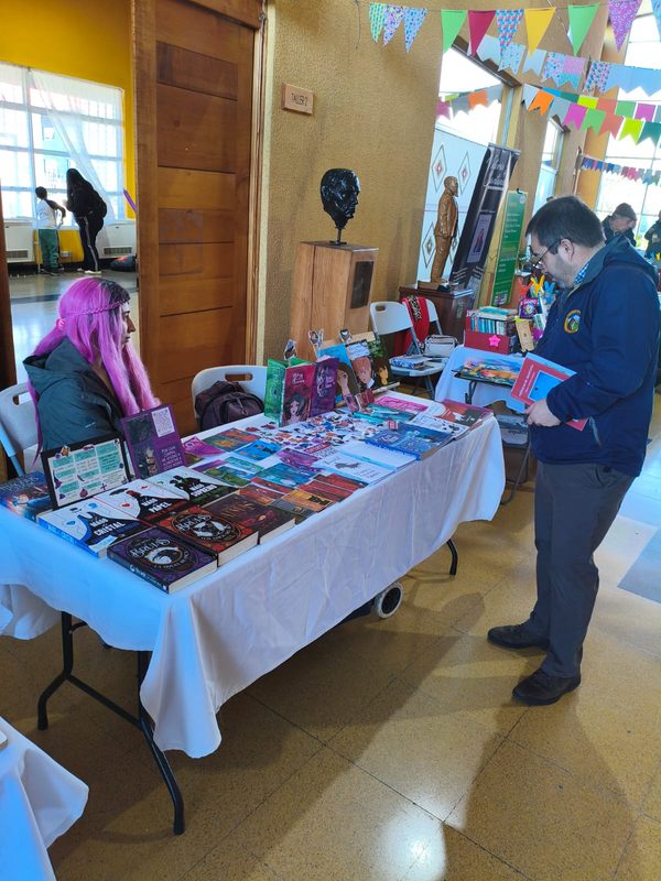 Visitantes recorriendo los puestos de la segunda Feria del Libro Usado en el Centro Cultural de Lautaro