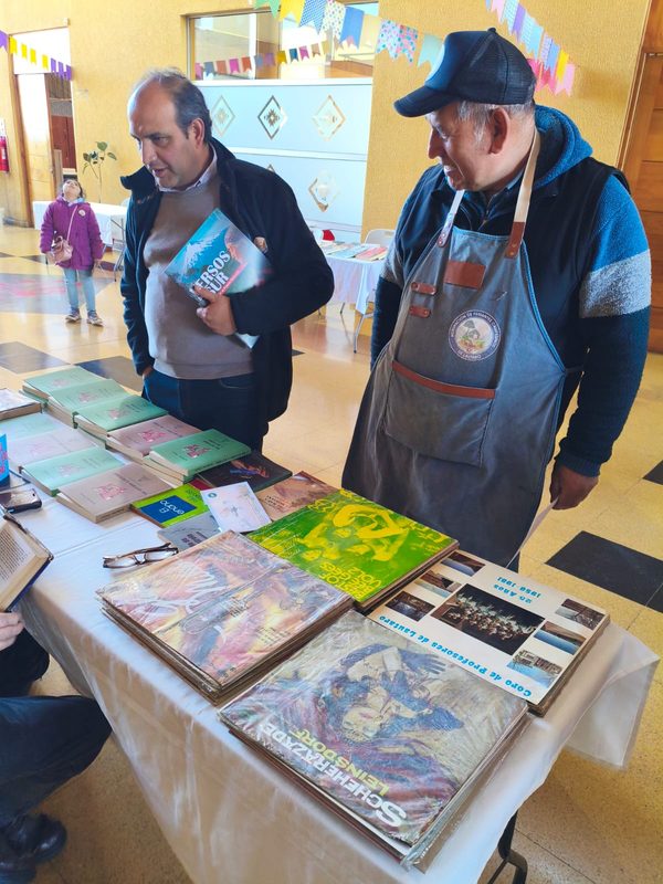 Visitantes recorriendo los puestos de la segunda Feria del Libro Usado en el Centro Cultural de Lautaro