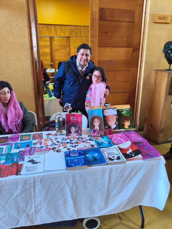 Visitantes recorriendo los puestos de la segunda Feria del Libro Usado en el Centro Cultural de Lautaro